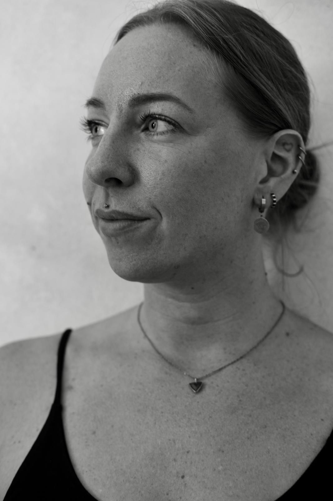 Black and white portrait of Lottie looking to the side